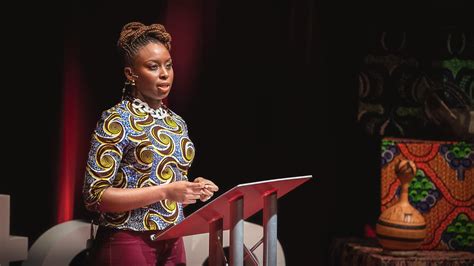 Il TED Talk di Chimamanda Ngozi Adichie: Riflessioni sulla Femminilità e il Potere della Storia